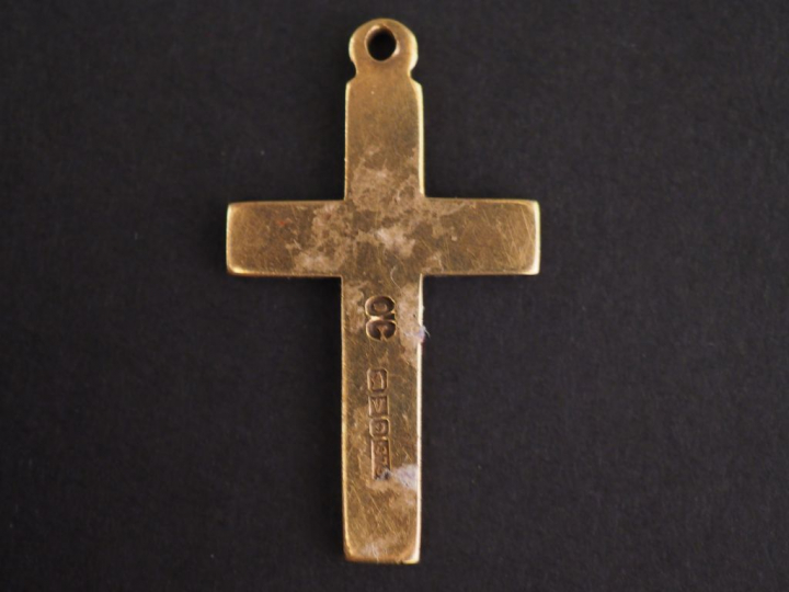 Pendentif en forme de croix en or jaune.  2,9 x 1,7 cm Poids. 2,69 g