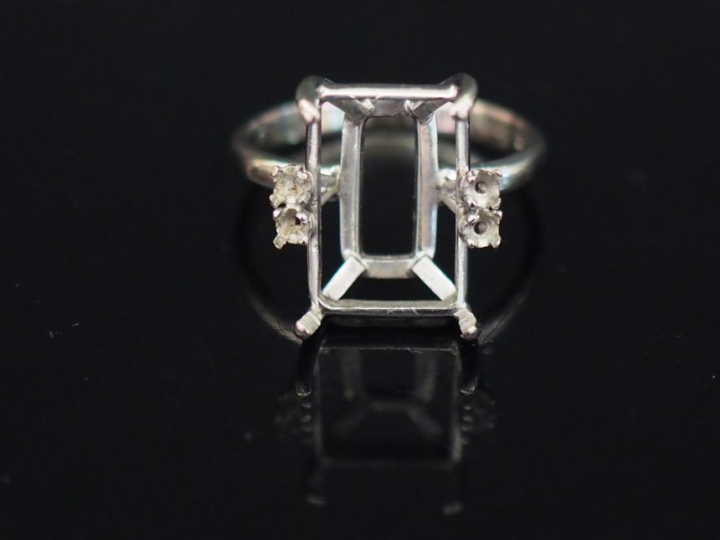 Monture de bague en or blanc. TDD. 49 Poids. 3,13 g