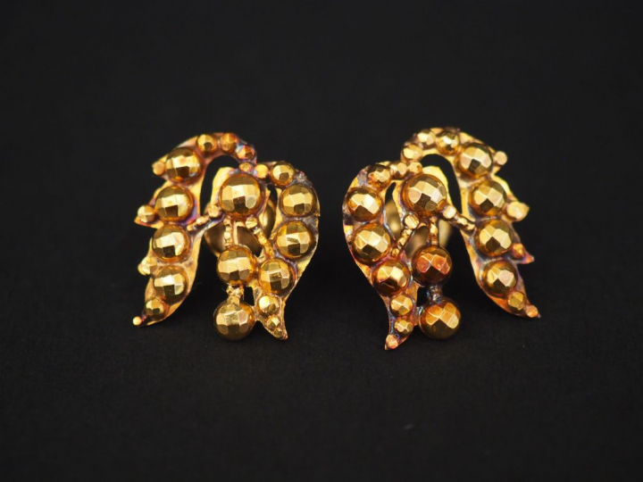 Paire de perces oreilles en or jaune, à décor de demi boules facettées