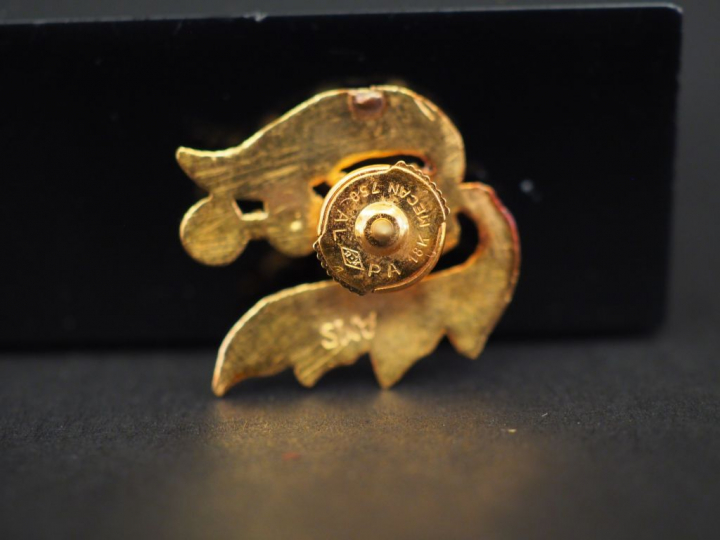 Paire de perces oreilles en or jaune, à décor de demi boules facettées