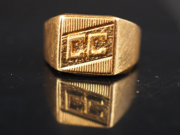 Bague chevalière en or jaune, à décor de monogramme.  TDD. 48 Poids. 5