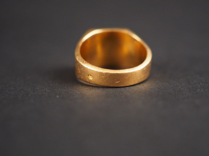 Bague chevalière en or jaune, à décor de monogramme.  TDD. 48 Poids. 5