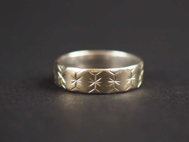 Alliance en or blanc, à décor d'étoiles.  TDD. 51 Poids. 3,24 g