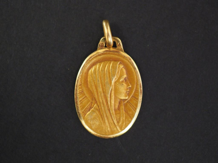 Médaille de baptême ovale en or jaune, figurant la Sainte Vierge.  H. 