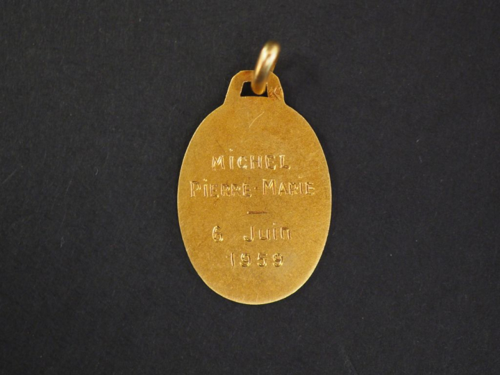 Médaille de baptême ovale en or jaune, figurant la Sainte Vierge.  H. 