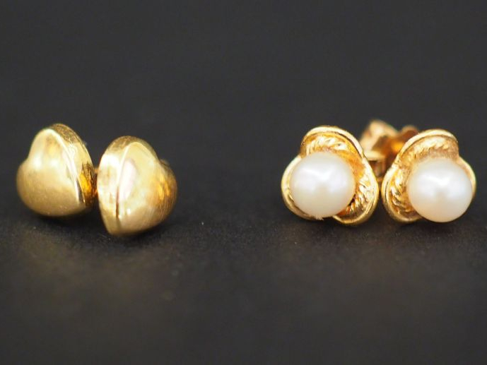 Paire de perces oreilles en or jaune en forme de cœur.  Poids. 0,43 g 