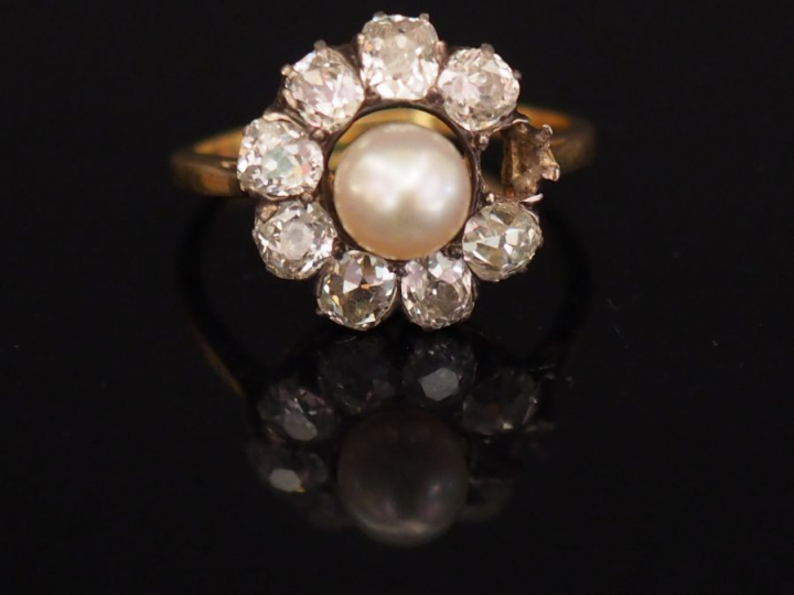 Bague marguerite en or jaune, ornée en son centre d’une perle entourée