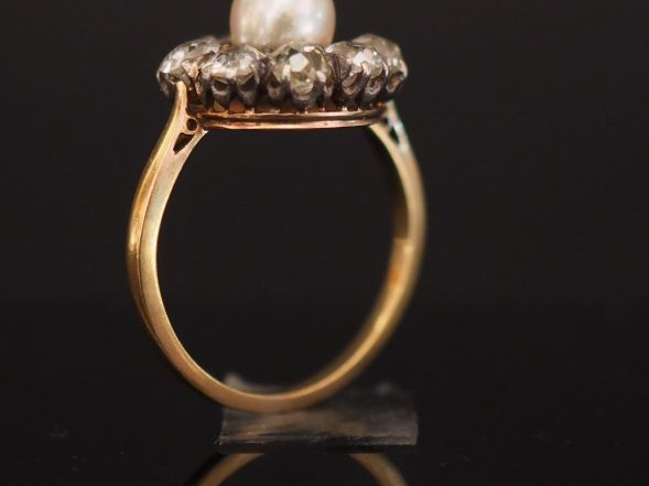 Bague marguerite en or jaune, ornée en son centre d’une perle entourée