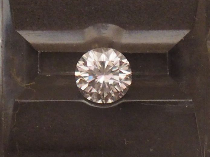Diamant sur papier taille brillant de 0,44 ct environ E-VVS1. Avec son