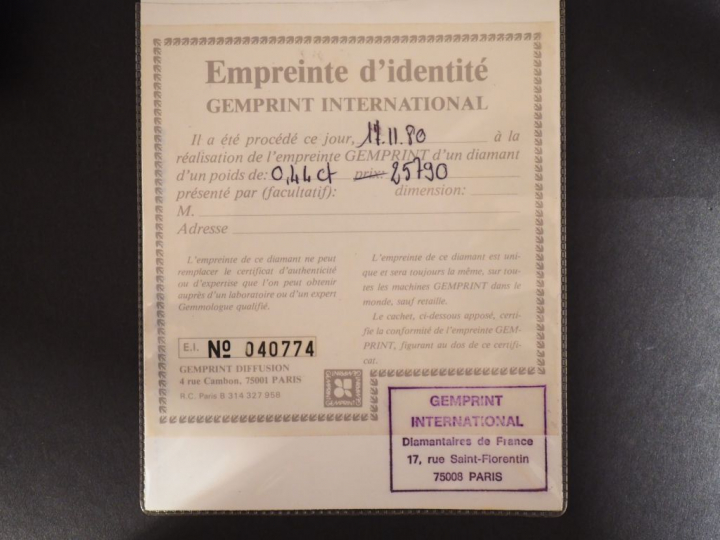 Diamant sur papier taille brillant de 0,44 ct environ E-VVS1. Avec son