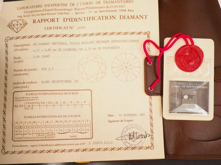 Diamant sur papier taille brillant de 0,44 ct environ E-VVS1. Avec son