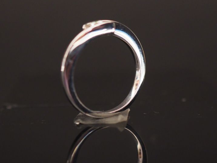 Bague en or blanc de forme stylisée, sertie d'un petit diamant de 0,13