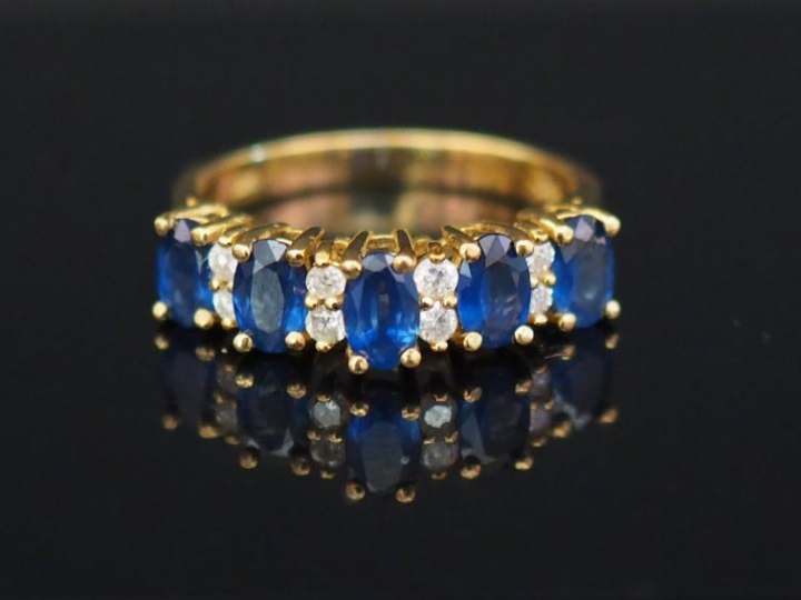 Bague pont en or jaune, sertie de rubis et petits diamants alternés.  