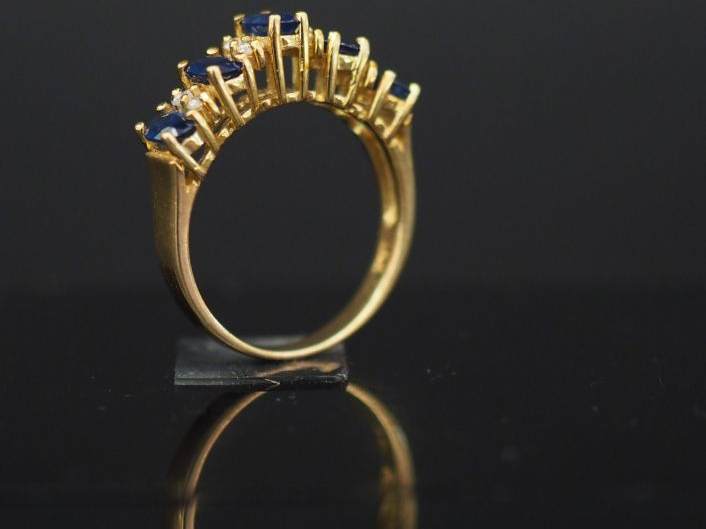 Bague pont en or jaune, sertie de rubis et petits diamants alternés.  