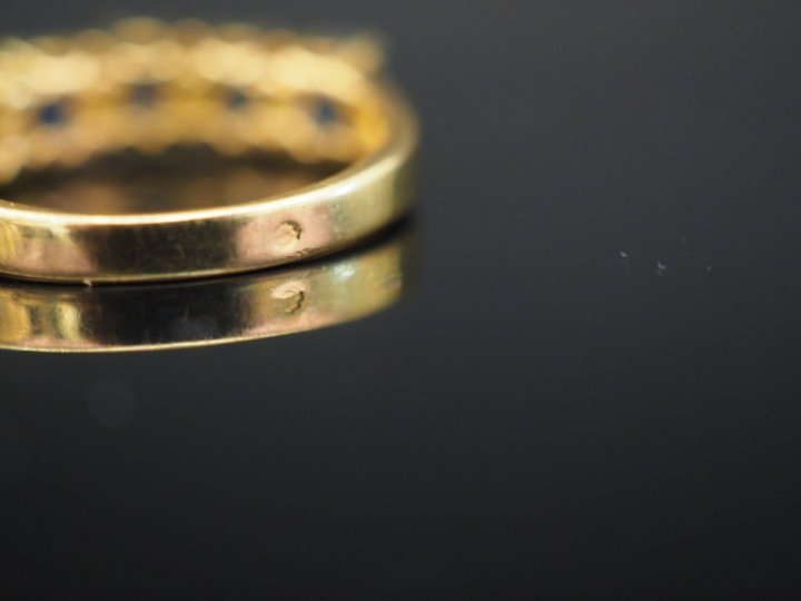 Bague pont en or jaune, sertie de rubis et petits diamants alternés.  