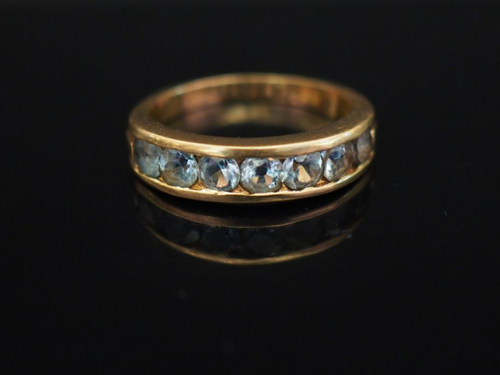 Demi-alliance en or jaune sertie de petites pierres bleues.  TDD. 55 P
