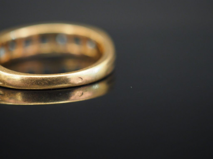 Demi-alliance en or jaune sertie de petites pierres bleues.  TDD. 55 P