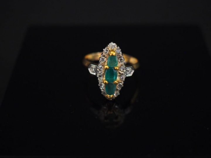 Bague de forme marquise en or jaune, sertie en son centre de trois pet