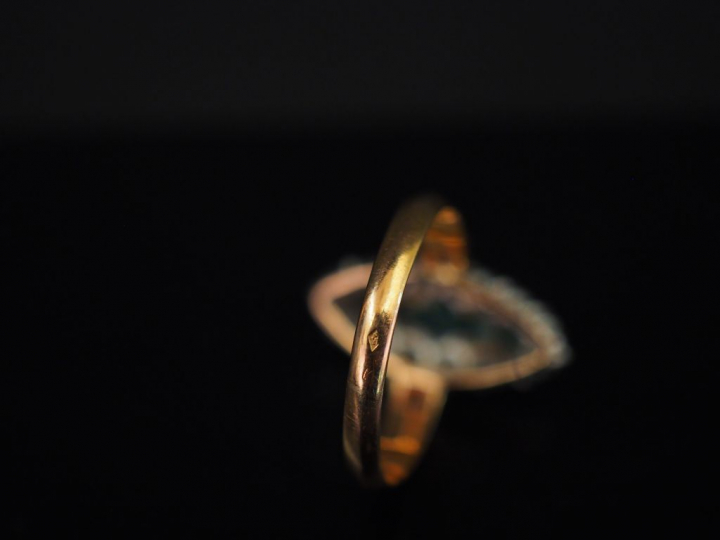 Bague de forme marquise en or jaune, sertie en son centre de trois pet