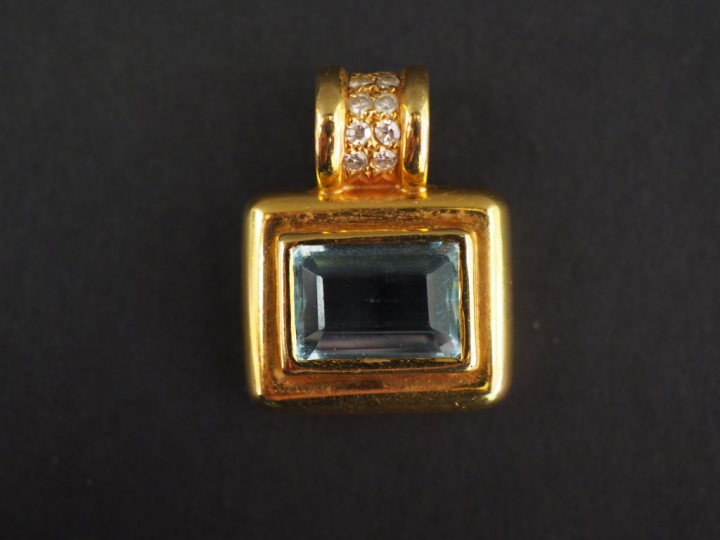 Pendentif en or jaune, serti en son centre d'une aigue marine. La béli