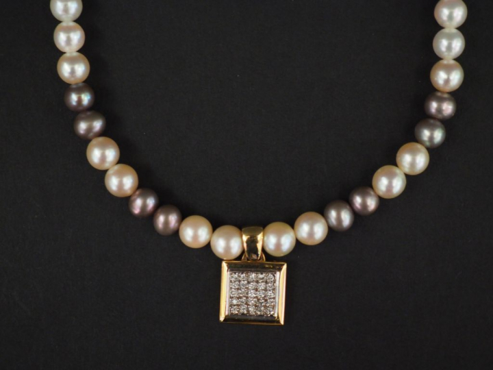 Collier de perles de culture orné en son centre d'un pendentif en or e