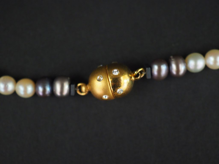 Collier de perles de culture orné en son centre d'un pendentif en or e