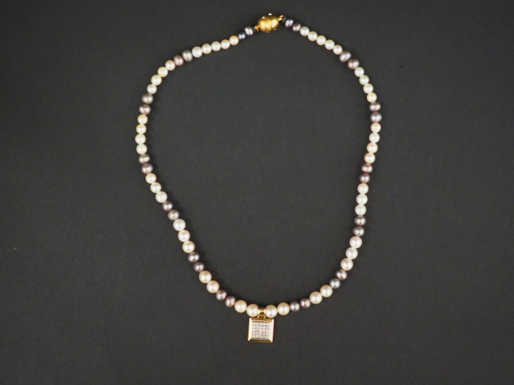 Collier de perles de culture orné en son centre d'un pendentif en or e