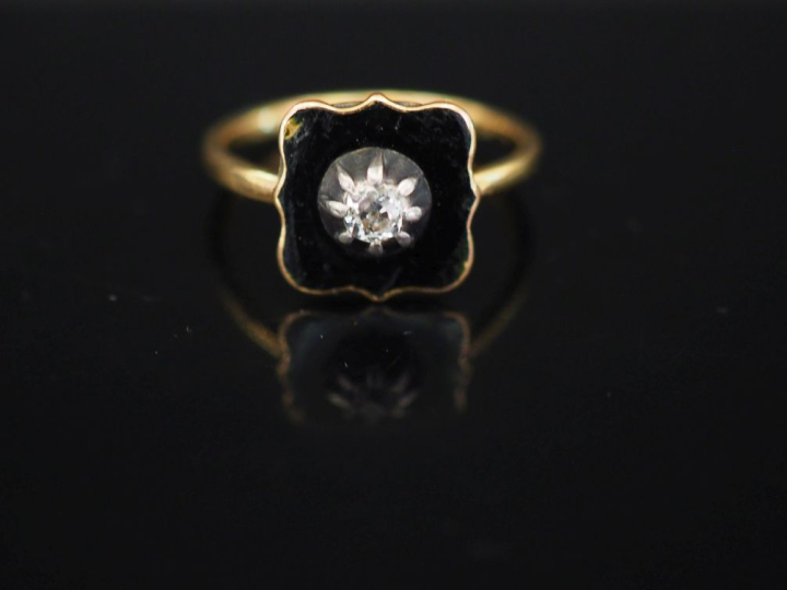 Bague en or jaune et onyx, sertie en son centre d'un petit diamant.  T