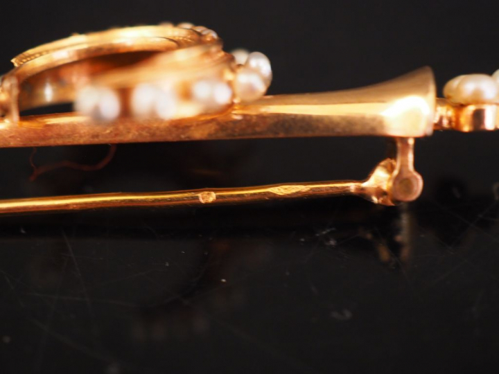 Broche en or jaune et perles, à décor de croissant de lune.  Long. 4,8