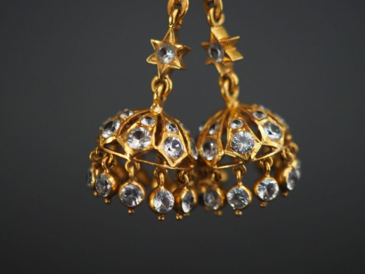 Paire de pendeloques en or jaune et pierres à l'imitation du diamant. 