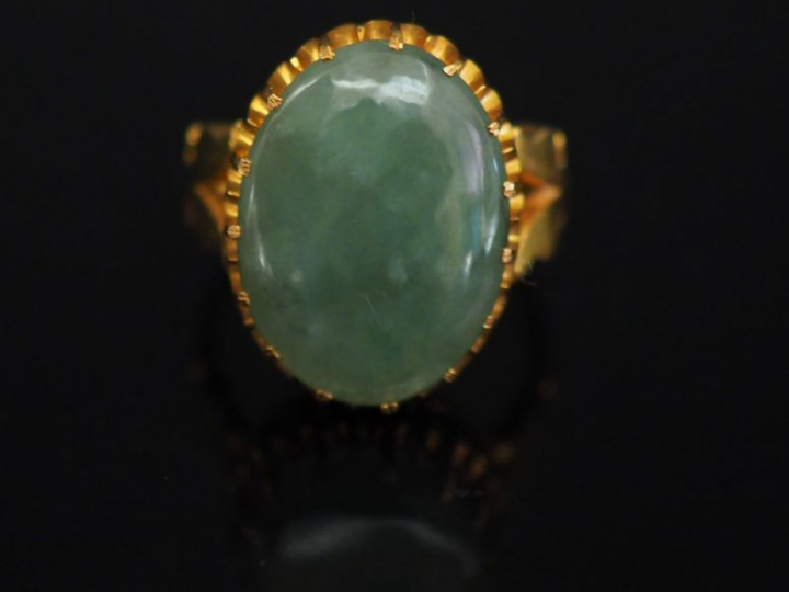 Bague en or jaune, sertie en son centre de jadéite. TDD. 54 Poids tel.