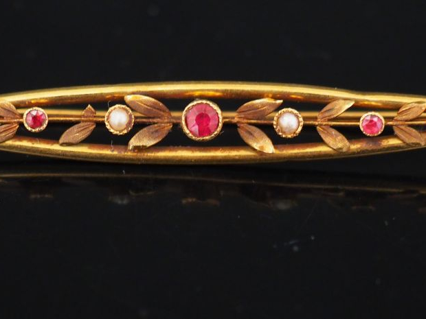 Broche barrette en or jaune, perles et pierres de couleur, à décor ajo