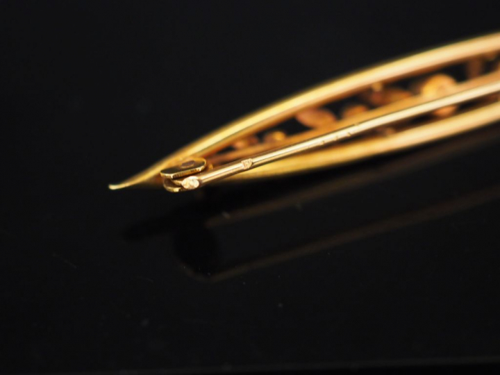 Broche barrette en or jaune, perles et pierres de couleur, à décor ajo