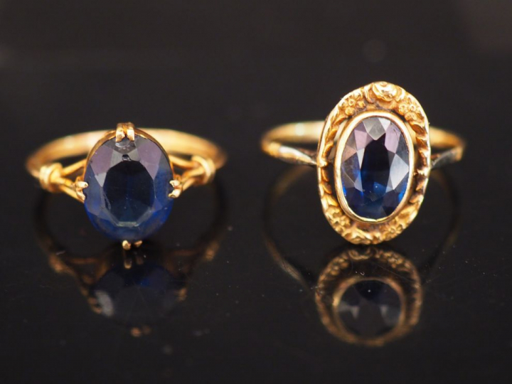 Ensemble comprenant :  - une bague en or jaune, sertie d'une pierre bl