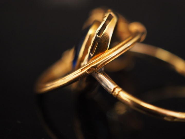 Ensemble comprenant :  - une bague en or jaune, sertie d'une pierre bl