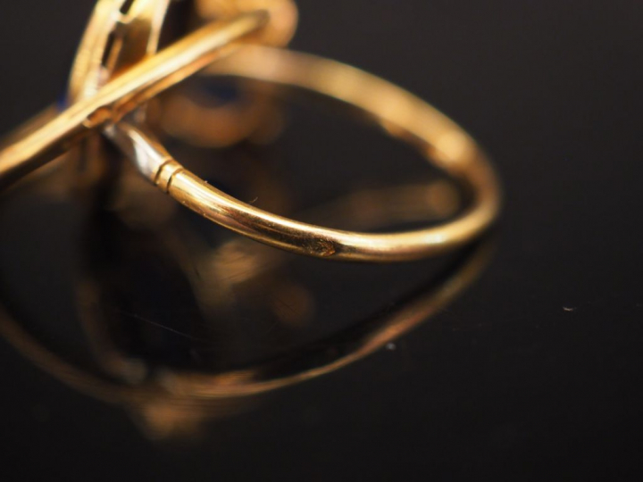 Ensemble comprenant :  - une bague en or jaune, sertie d'une pierre bl