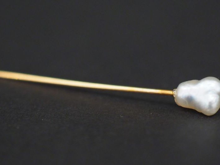 Petite épingle à cravate en or jaune, ornée d'une perle baroque. Long.