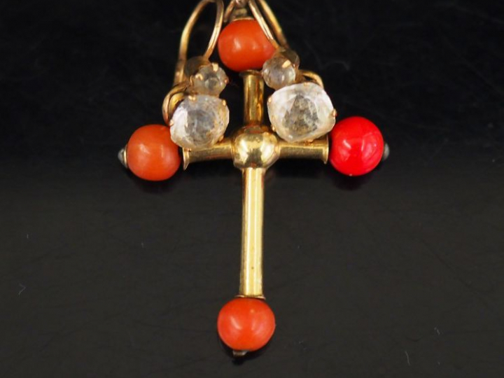 Ensemble comprenant :  - une paire de boucles d'oreilles en or jaune e