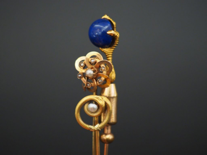 Ensemble comprenant :  - une épingle à cravate en or jaune, à décor d'