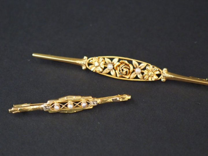 Ensemble comprenant :  - une broche barrette en or jaune et perles, à 