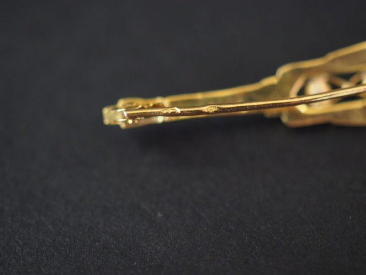 Ensemble comprenant :  - une broche barrette en or jaune et perles, à 