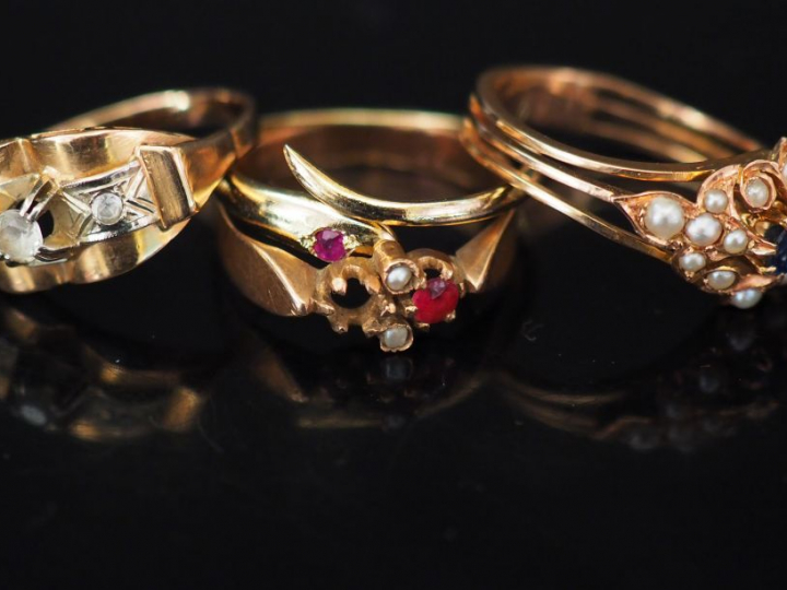 Ensemble comprenant :  - une bague en or jaune, perles et pierre de co