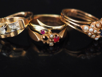 Vente aux enchères Ensemble comprenant :  - une bague en or jaune, perles et pierre de co