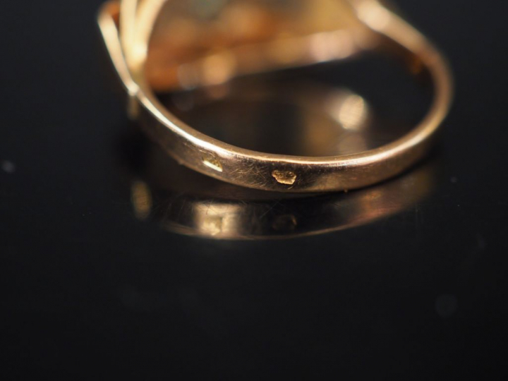 Ensemble comprenant :  - une bague en or jaune, perles et pierre de co