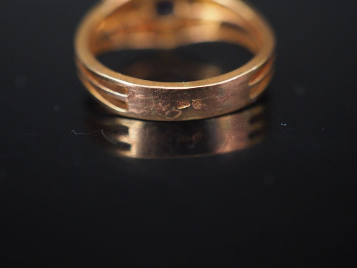 Ensemble comprenant :  - une bague en or jaune, perles et pierre de co