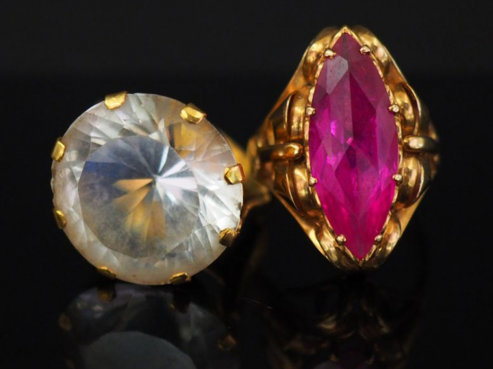 Ensemble comprenant :  - une bague en or jaune, sertie en son centre d