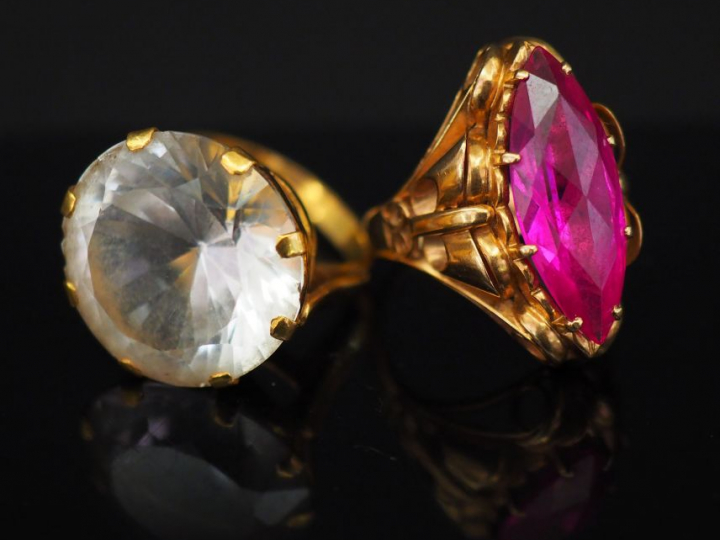 Ensemble comprenant :  - une bague en or jaune, sertie en son centre d