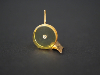 Vente aux enchères Ensemble comprenant :  - une plume en or jaune. Poids. 0,15 g  - un pe