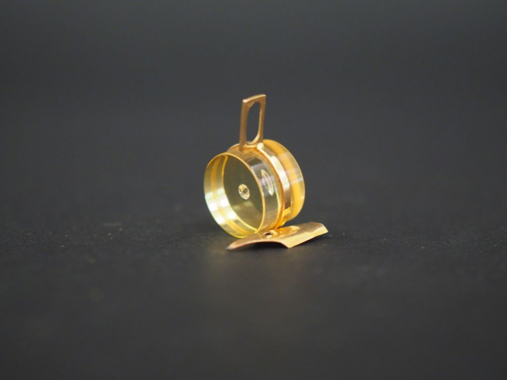 Ensemble comprenant :  - une plume en or jaune. Poids. 0,15 g  - un pe