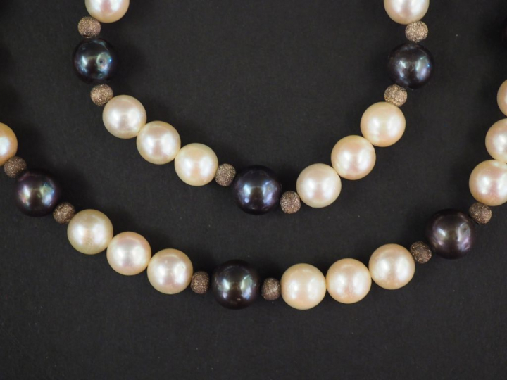 Parure en perles de culture. Comprenant :  - un collier - un bracelet